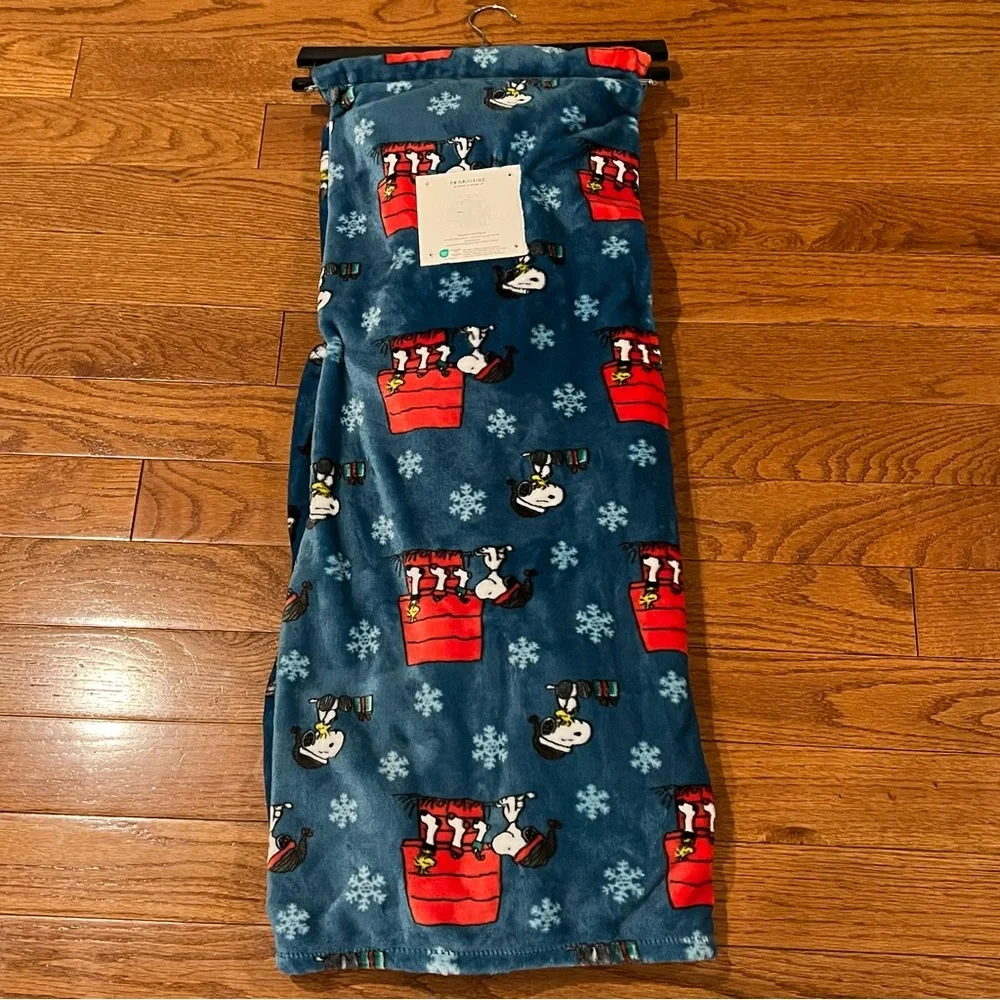 NEW Peanuts Holiday Christmas Snowflakes Snoopy Throw Berkshire 50” x 70”